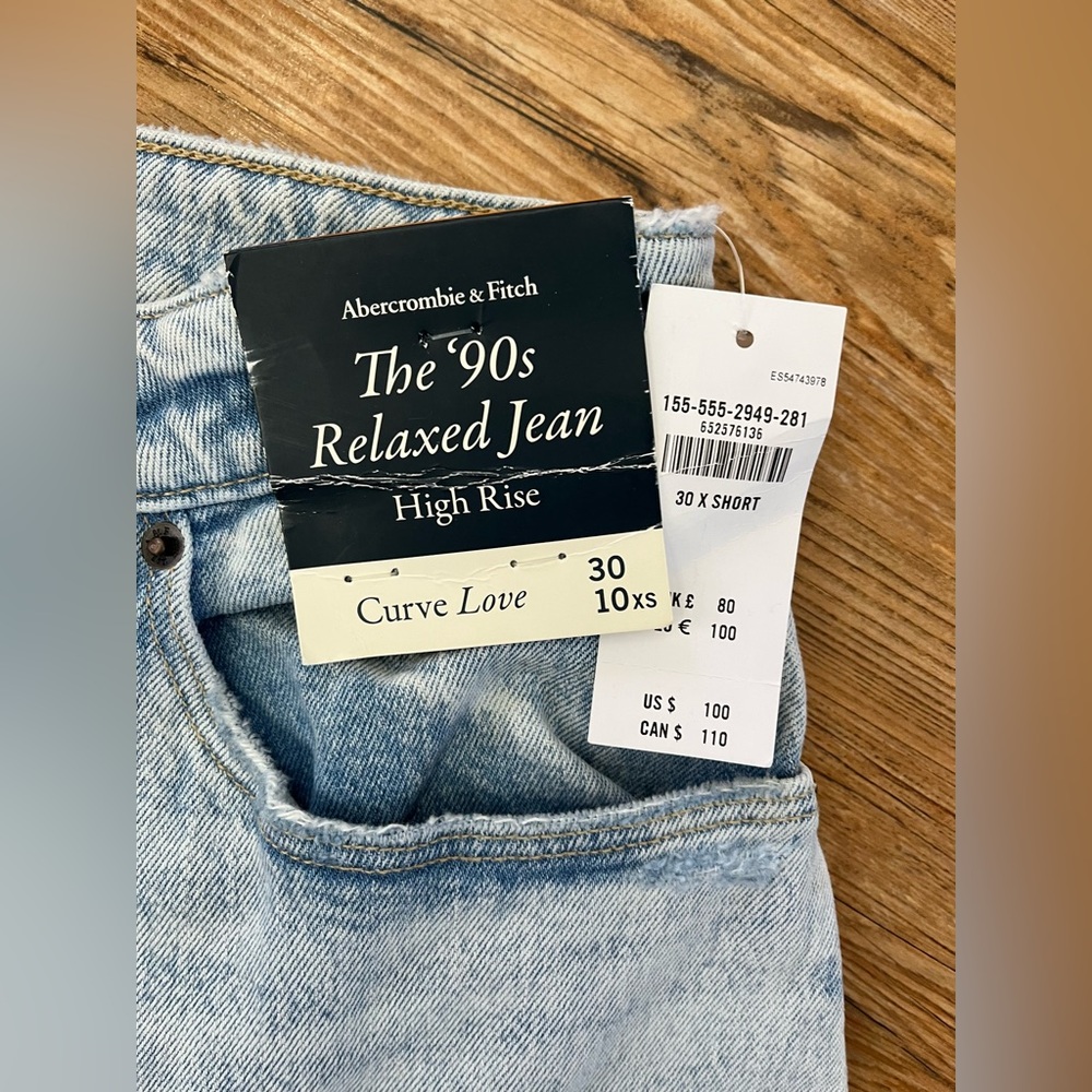 Curve Love High Rise 90s Relaxed Jean, slight wash size 30xs. New wigh tags